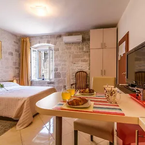https://apartments-dora-trogir.hotels-in-trogir.com